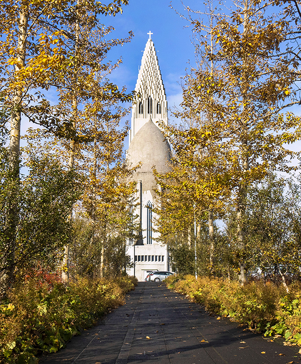 Hallgrímskirkja að hausti.